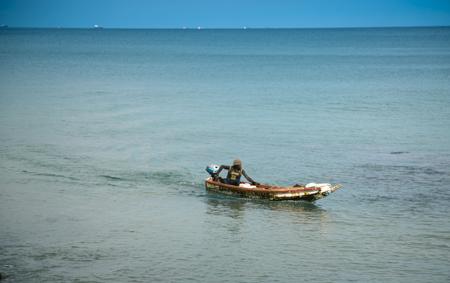 pescador no meio do Mar do Senegal 