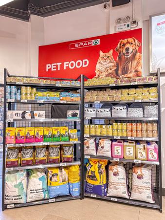 Sección de comida para mascotas en un supermercado 