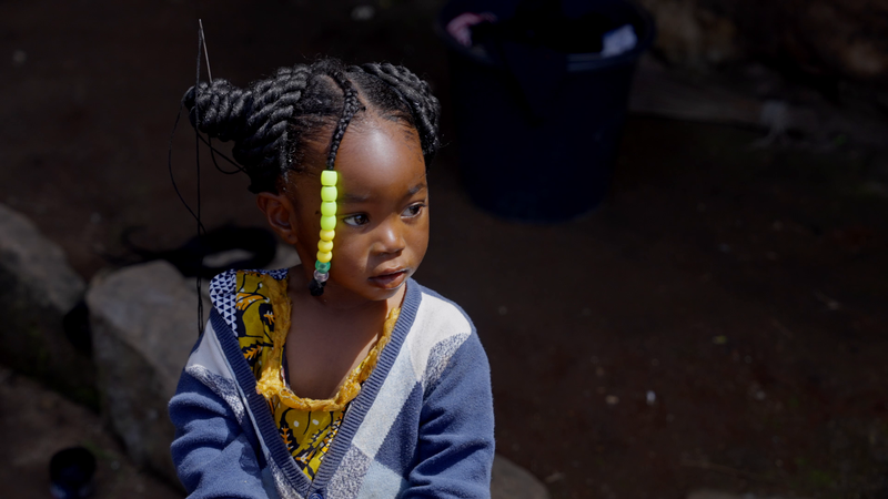 Msichana mdogo wa Kiafrika aliyesukwa nadhifu 