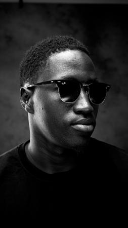 Portrait d'un homme portant des lunettes de soleil