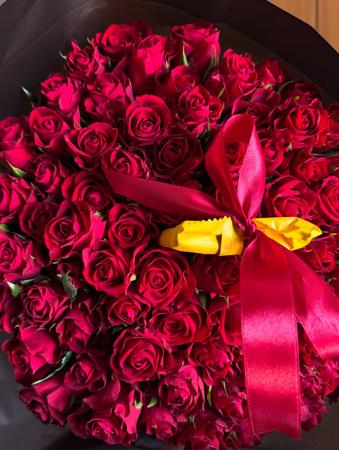 ramo de flores rojas