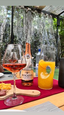 Rosé wine with a bottle of Muscador Rode and fresh orange juice