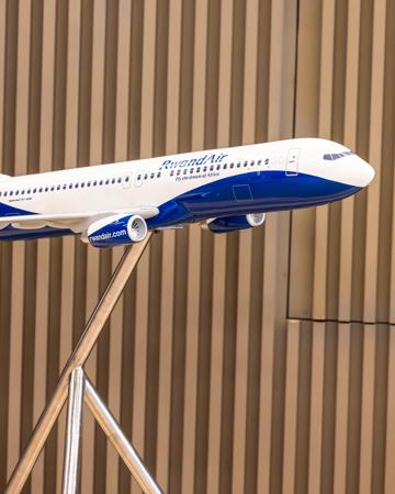 Maquette d&#39;avion Rwandair sur présentoir 
