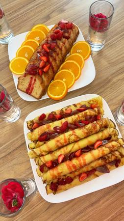 Un dessert composé de gâteau aux fraises et de crêpes
