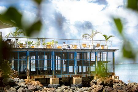 Restaurante localizado em um lago com uma bela vista  