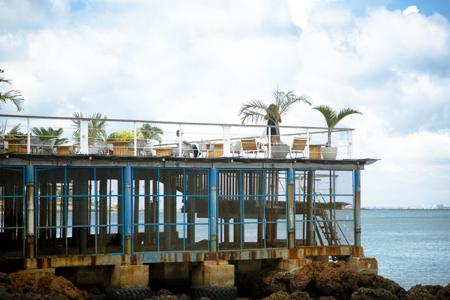 Restaurante localizado na praia com uma vista linda  
