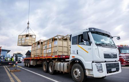 Camión cargado de contenedores en una zona industrial