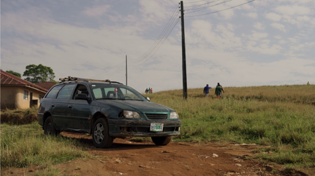Un coche viejo en un camino rural