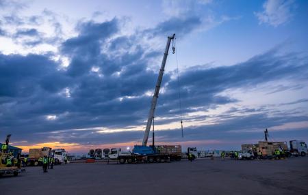 Descarga de contenedores de un camión en una zona industrial