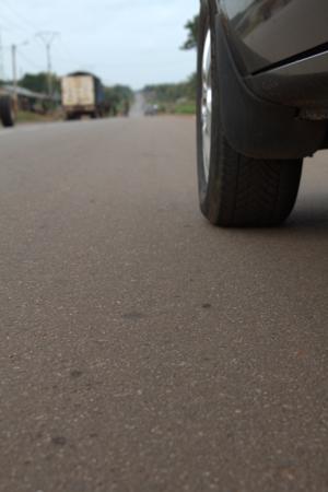  pneu de um carro em circulação na estrada 